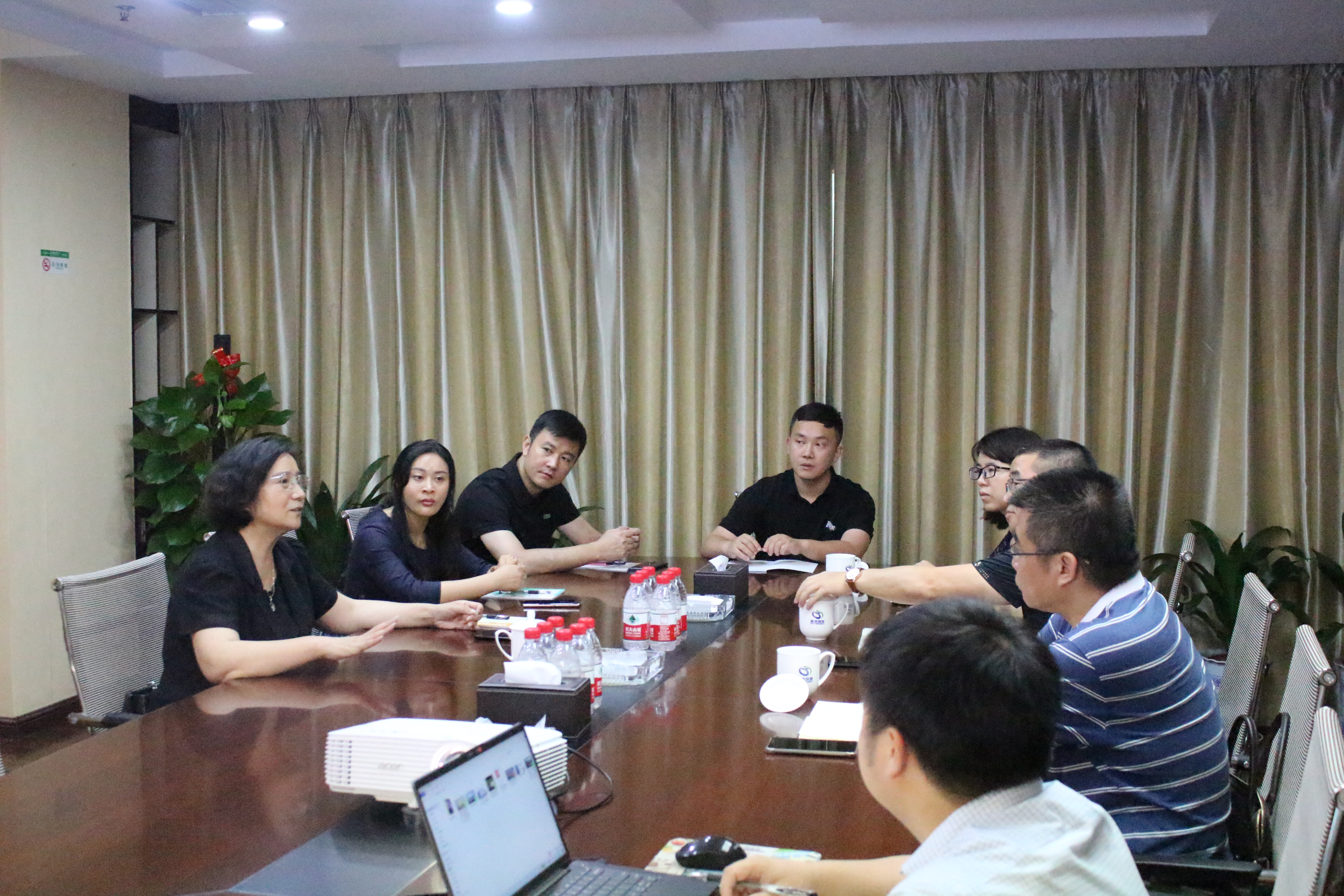 贛州市統(tǒng)戰(zhàn)部副部長、市工商聯(lián)黨組書記楊小妹蒞臨挺進(jìn)環(huán)保調(diào)研